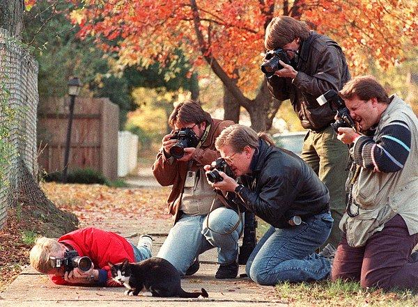 2. 1992 yılında çekilen bu fotoğrafta gazeteciler, Clinton ailesine ait Socks isimli kediyi fotoğraflamaya çalışıyorlar.