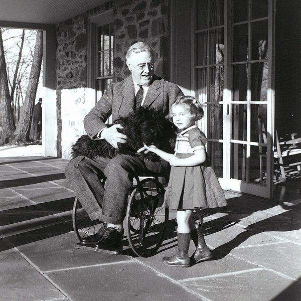 3. 1941 tarihli bu fotoğrafta başkan Roosevelt, küçük bir kızla birlikte "Fala" isimli İskoç Teriyeri köpeğini seviyor.