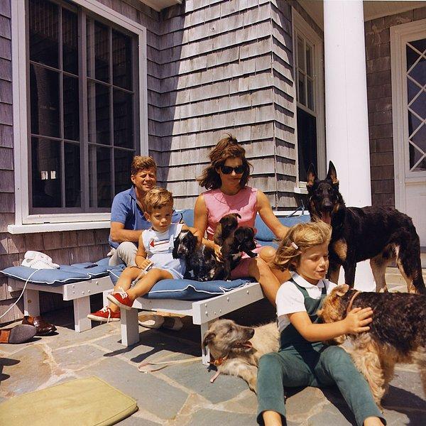 6. Başkan Kennedy ve ailesi, 1963 yılında Hyannis Port'ta yaptıkları bir tatil sırasında köpekleriyle birlikte.