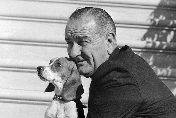 13. Başkan Lyndon Johnson, köpeği "Freckles" ile birlikte. (1966)