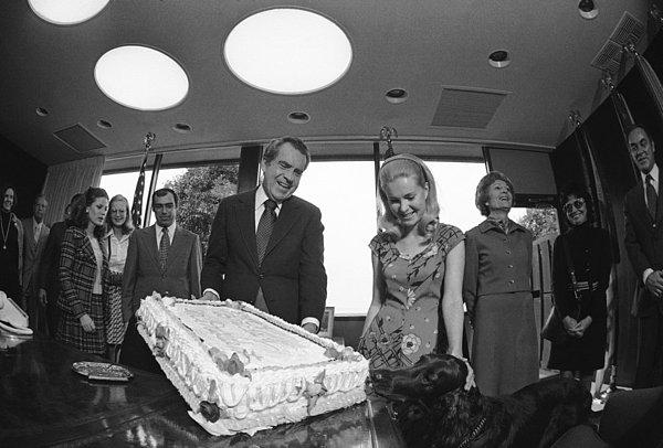 17. Başkan Richard Nixon, köpeği King Timahoe'ya, Beyaz Saray çalışanlarının kendisine armağan ettiği pastayı tattırırken.