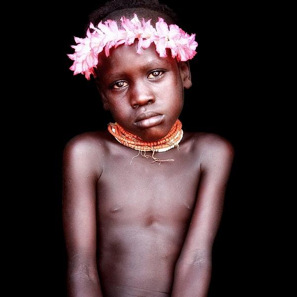 10. Etiyopyalı Karo kabilesinden bir çocuk
