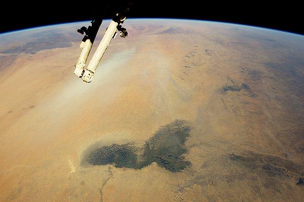 1. Çad Gölünün üzerinde toz bulutu, Sahra Çölü