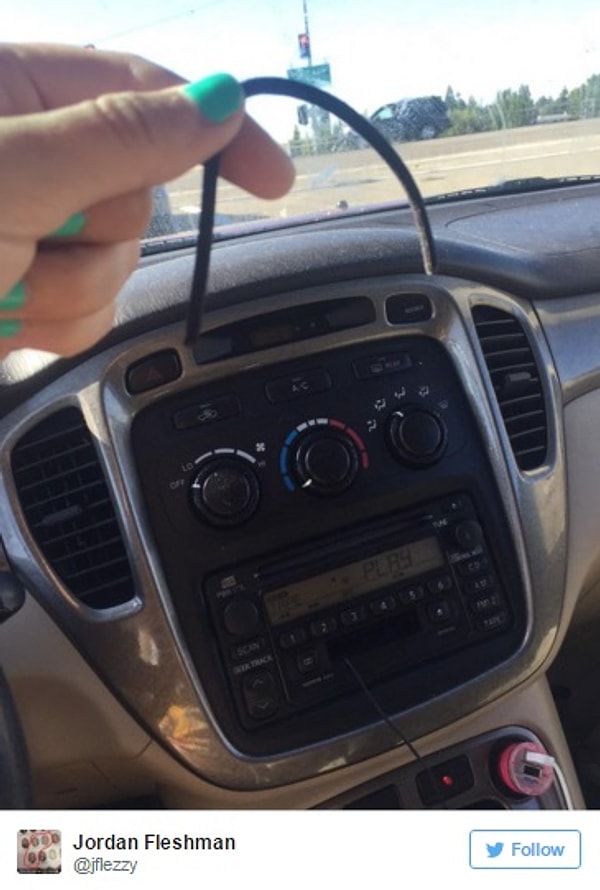 5. Порвавшаяся резинка для волос, когда она так нужна.