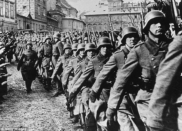 14-18 yaş arası gençler askerlik için seçilebilir hale geliyor ve Hitler Gençliği hareketi tarafından çevreleniyorlardı.
