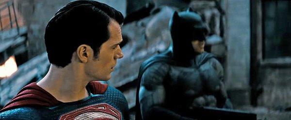Film 2013'te vizyona giren Man of Steel'in bir devamı niteliğinde. Superman filmin sonunda zor bir durumda kalmıştı.