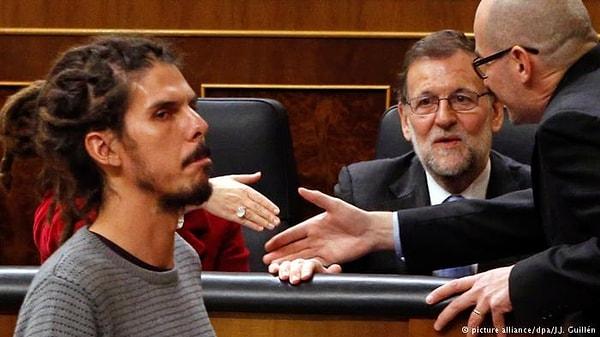 Yalnız İspanya da bu duruma tam alışmamış olacak, İspanya Başbakanı Mariano Rajoy, Podemos'un rastalı vekilini görünce şaşkınlıktan bakakalmış.😄