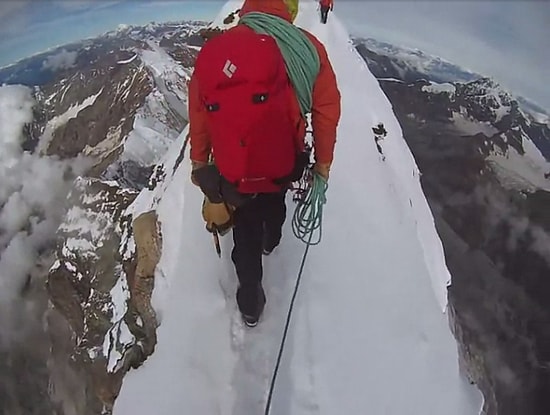 Sabah Sabah Yürek Yemişler: Dağın Zirvesinde Adrenalin Dolu Yürüyüş Yapan Maceracılar