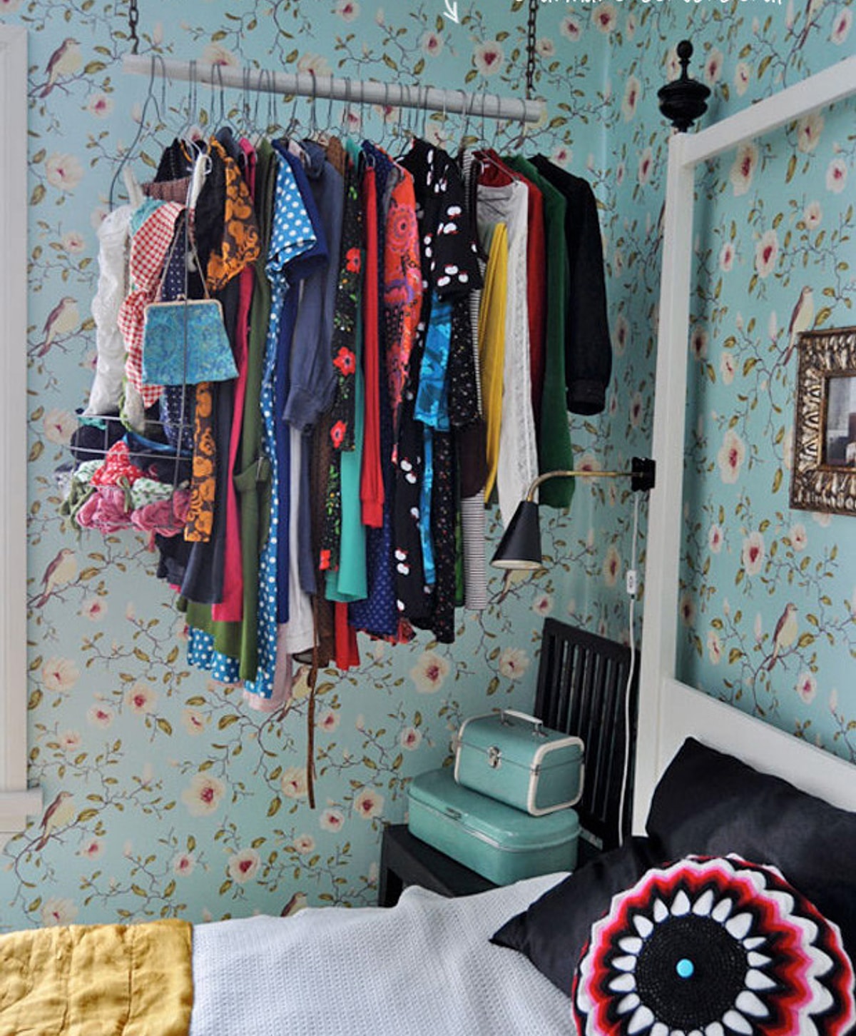 Хранение вещей в шкафу. Шкаф для вещей. Шкаф в съемную квартиру. Компактное хранение вещей. Организация хранения вещей.