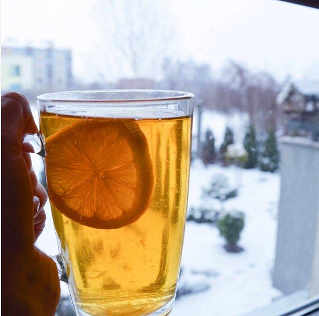 13. Kış boyunca sıcak bardak tutarız. Bol bol çay ya da kahve fincanıyla gezeriz.
