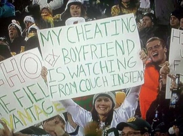 5. Эта девушка передала привет изменщику на транспаранте во время матча...