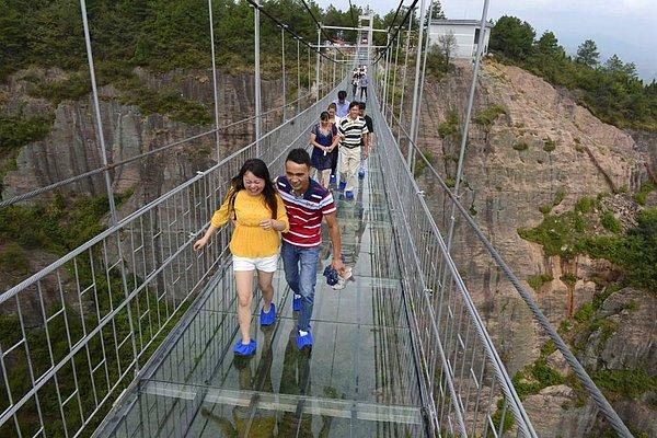Yerden 180 metre yükseklikte asılı duran bu ilk köprü yoğun turistik ilgiye maruz kalmıştı
