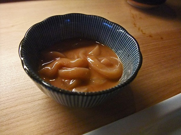 13. Еще немного рыбки? Тогда ловите следующее первоклассное блюдо – ферментированные рыбьи кишки шиокара.