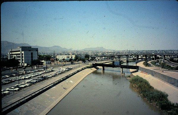 6. Kuzey Amerika’nın en güvenli şehri El Paso’yu (Teksas), en tehlikeli şehri Juarez’den (Meksika) bir nehir ayırır.