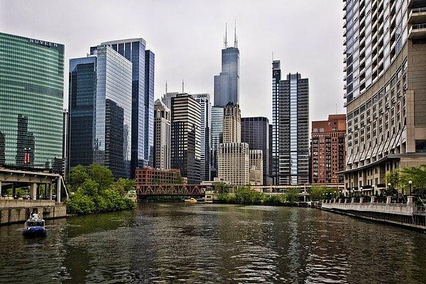 9. 20. yüzyılın başlangıcında, mühendisler Chicago Nehri’nin yönünü tam tersine çevirmişlerdir, bugün Chicago Nehri tam tersi yönde akmaktadır.