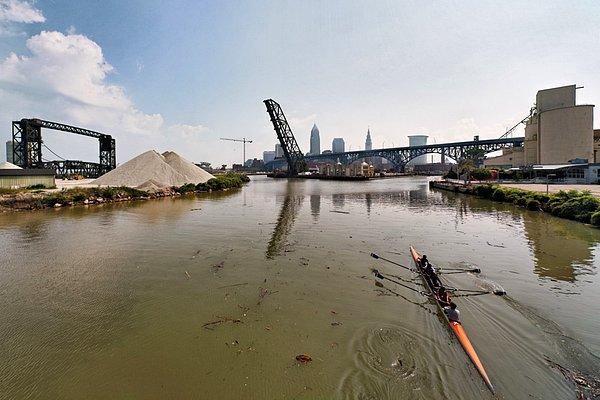 12. Ohio’daki Cuyahoga Nehri de kirlilik konusunda Hudson Nehri ile yarışır durumdadır, kirlilik yüzünden nehir 13 defa kendi kendine alev almıştır.