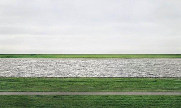 13. Çekilmiş olan en pahalı fotoğraf, 4 milyon dolarlık ederiyle Rhein Nehrine ait bir fotoğraftır.