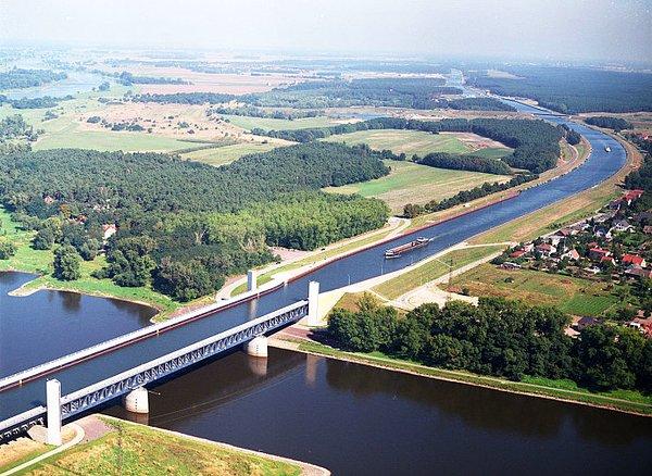 14. Almanya’da Elbe Nehri üzerinde bir su köprüsü vardır, bu köprü gemilerin nehrin üzerinden geçmesi içindir.