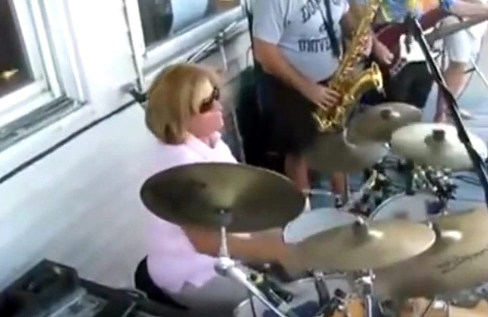 Gençlere Taş Çıkaracak Performansı ile Çılgınca Bateri Çalan Teyze