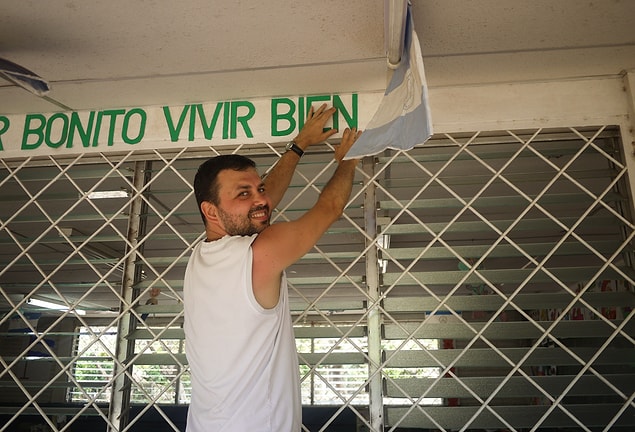 "Sınırları kaldırdım" adlı bloğunda, bugüne kadar gezdiği yerleri, yazılarla ve fotoğraflarla bizlere anlatıyor.
