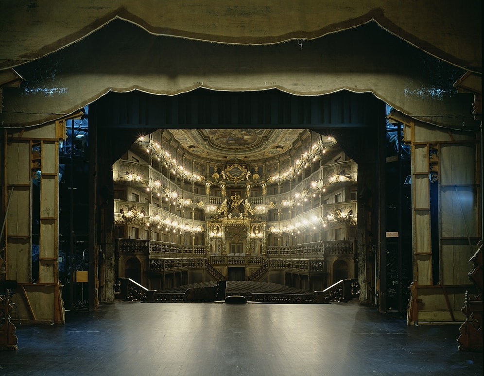 Göz Alıcı Tiyatro Salonlarını Aktörlerin Bakış Açısından Görmemizi Sağlayan 15 Muhteşem Kare