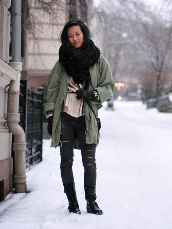 5. Все, что нужно: стильные джинсы, объемный шарф и хорошая пара ботинок.