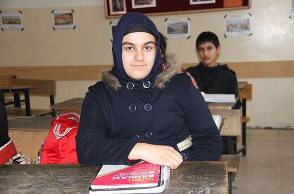 İnşaatlarda kalıp ustası olarak çalışan bir babanın 3 çocuğundan en büyüğü olan Sidem, Hakkari Şemdinli'ye bağlı Akarsu Köyü'nde Atatürk Ortaokulu'nda 8. sınıf öğrencisi.