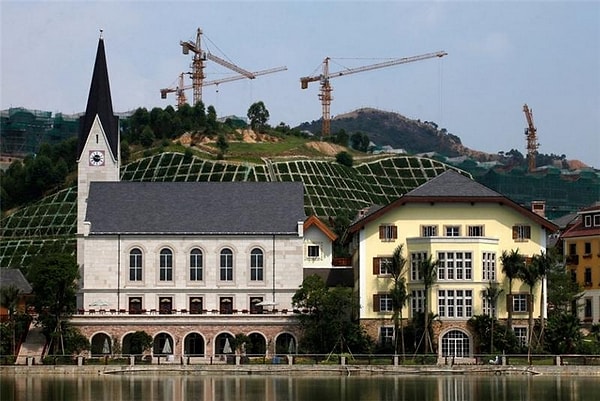 24. Помимо всего прочего, то, что делает Гальштат уникальным, это первое и единственное жилое место в мире, которое было практически клонировано! Здесь мы имеем в виду следующее: китайцы сделали копию Гальштата!