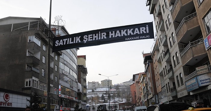 Hakkari'de Şehrin Ortasına 'Satılık' Pankartı Asıldı