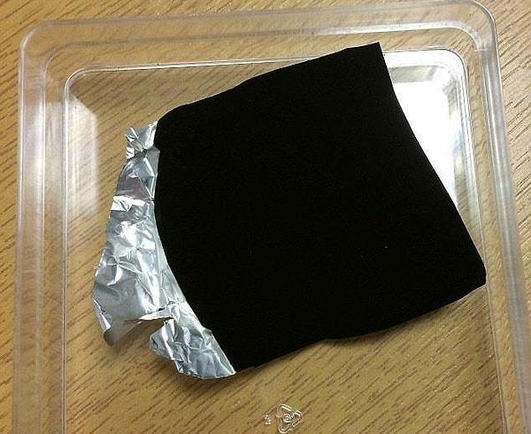 9. Bir İngiliz firması tarafından üretilen Vantablack isimli madde o denli siyah ki, insan gözü onu zar zor seçebiliyor.