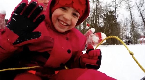 Geçtiğimiz günlerde internete düşen videoda, Suriyeli sığınmacı bir çocuğun karda oynaması ile yaşadığı mutluluk, izleyenlerin gözlerini yaşartıyor. Ancak mutluluktan akan gözyaşları bunlar