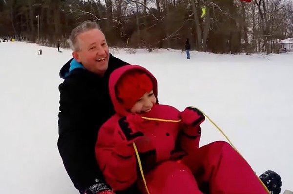 Videoyu paylaşan David McNab, Kanada'ya sığınan bir aileye sponsor oluyor ve çocuklarını giyindirip kuşandırıp karda kaymak için dışarı çıkarıyor