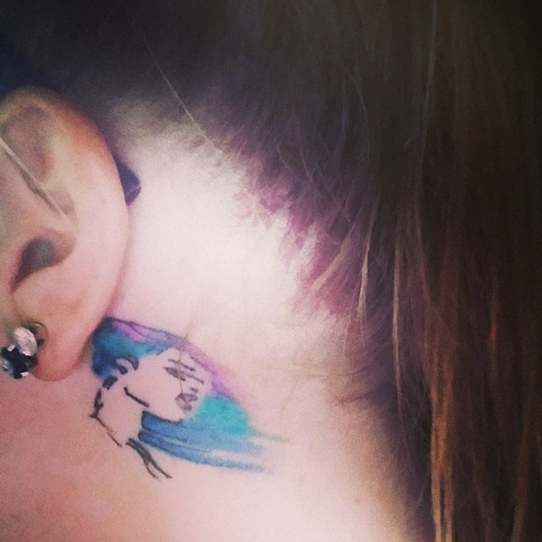 8. Маленькое тату за ушком: