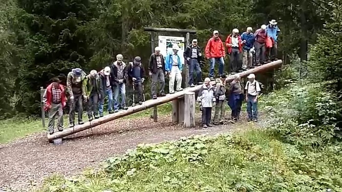 Tahterevallinin Üzerinde Domino Taşı Gibi Devrilip Çanağı Kıran Dedeler