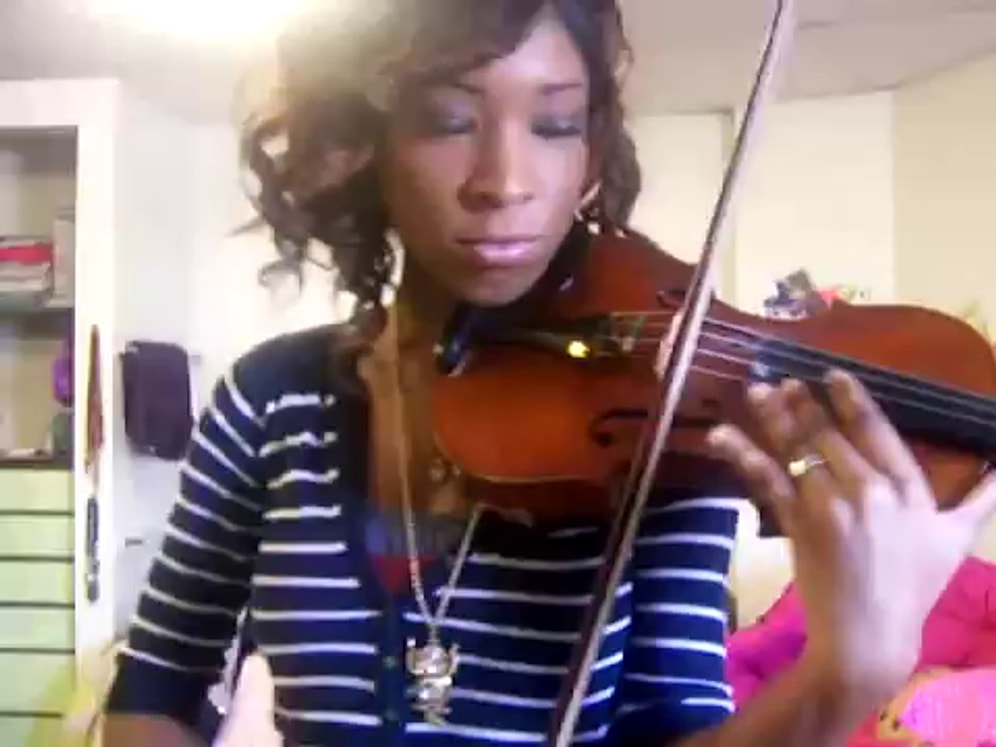 Скрипачка исполняет звуки автосигнализации один в один!