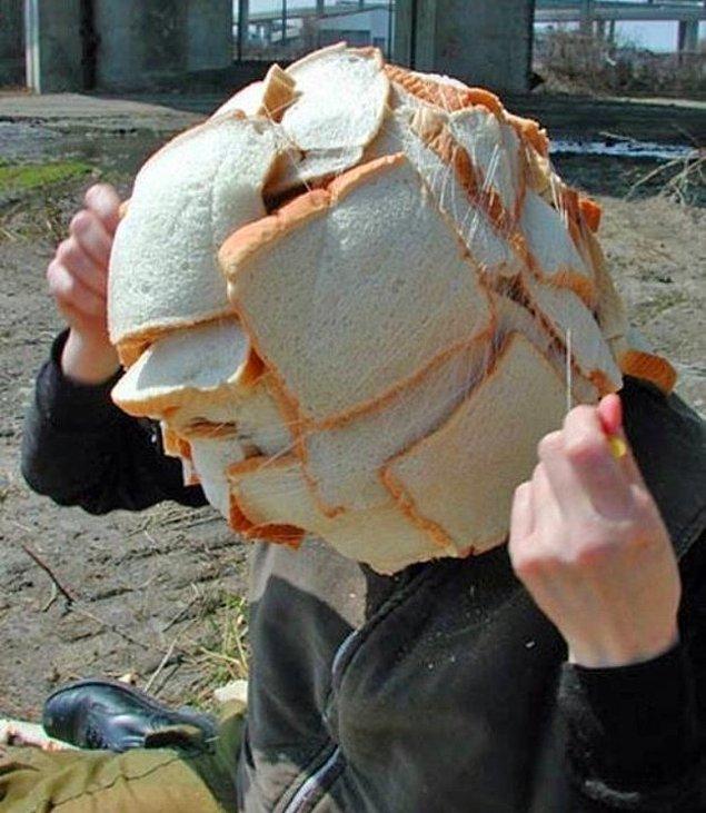 7. Kafasını tost ekmeğiyle kaplayan bu dahi...