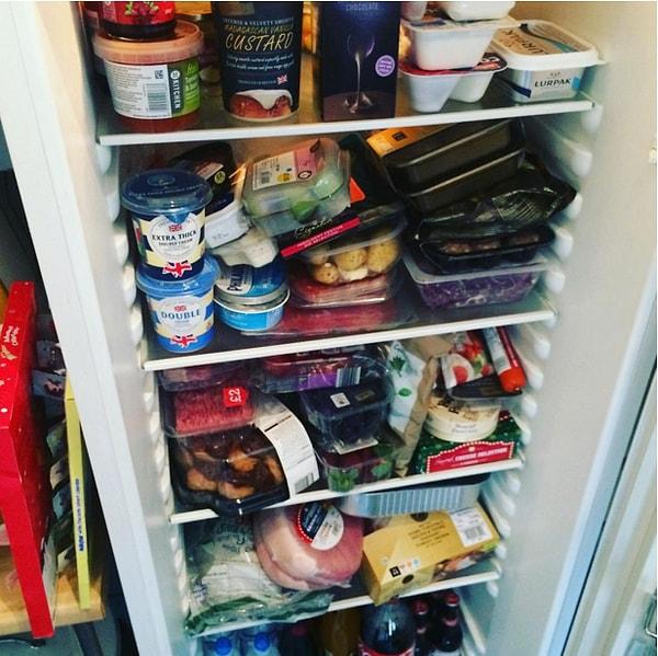 1. Açılmayı bekleyen yiyeceklerin buzdolabındaki görüntüsü sizi sizden alır.