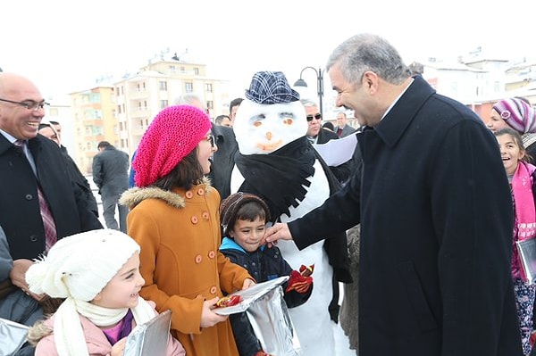 14. "Başkanım iş arıyorum başkanım, tüm kış Kayseri Belediyesi'nin önünde çalışırım başkanım ehehe"