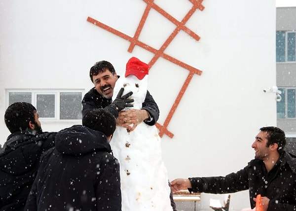 28. "ADAMSANIZ TEKER TEKER GELİN LAAAN! HŞŞ BIRAK AĞZIMI"