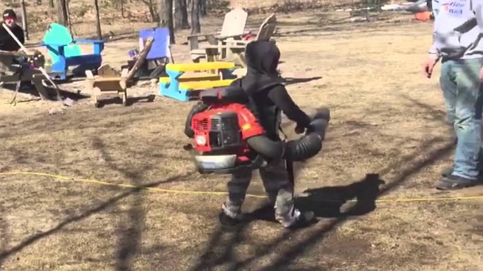 Yaprak Üfleme Makinesinin Gücüne Karşı Koyamayıp Pervane Gibi Dönen Çocuk