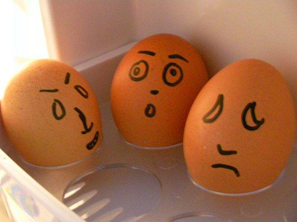 7. İyi pişmiş bir yumurtayı çevirdiğinizde dönmeye devam eder. Az pişmiş yada pişmemiş yumurta dönmez