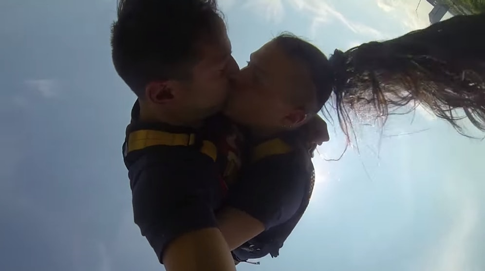 90 Metre Yüksekten Bungee Jumping Atlayışı Yapan Cesur Çift