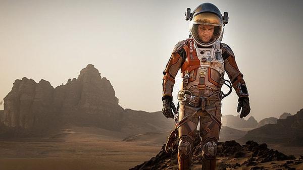 Pek çok kişi gibi Matt Damon'ın son filmi Marslı'yı izlemişsinizdir. Ünlü aktör filmde, marsta mahsur kalıp kurtarılmayı bekleyen bir astronotu canlandırıyor.