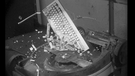 Ağır Çekimde Çim Biçme Makinesinin Pervanesinde Parçalanan Eşyalar