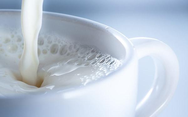 4. Sütün bardağa yeni döküldüğü izlenimini vermek için bulaşık deterjanı kullanılıyor.