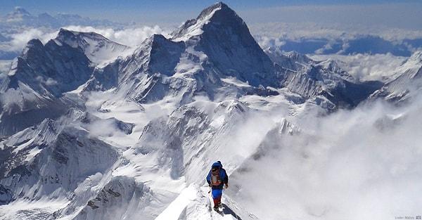 1. Everest Dağı'nın uzunluğu, yılda yaklaşık olarak 4 mm kadar artar.