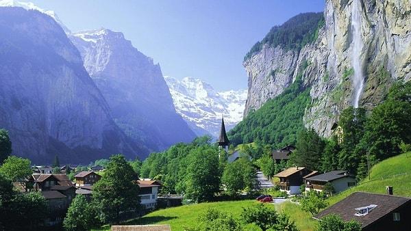 6. İsviçre ordusunda, kalabalık köylerin ortalarında ev olarak gizlenmiş tam teçhizatlı sığınaklar bulunur.