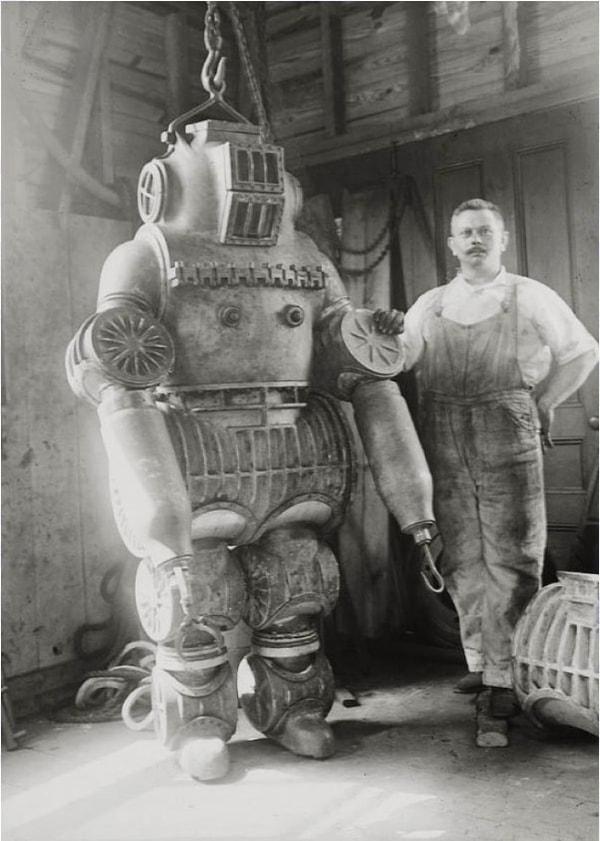4. Chester Macduffee patentini henüz aldığı 250 kiloluk dalış kıyafetiyle poz verirken, 1911.