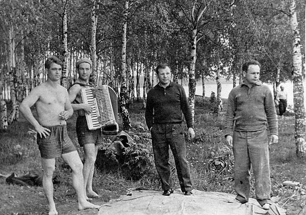 11. Yuri Gagarin, Aleksey Leonov, Boris Volynov ve Victor Gorbatko piknikte, 1963. Dolgoprudni, Rusya.