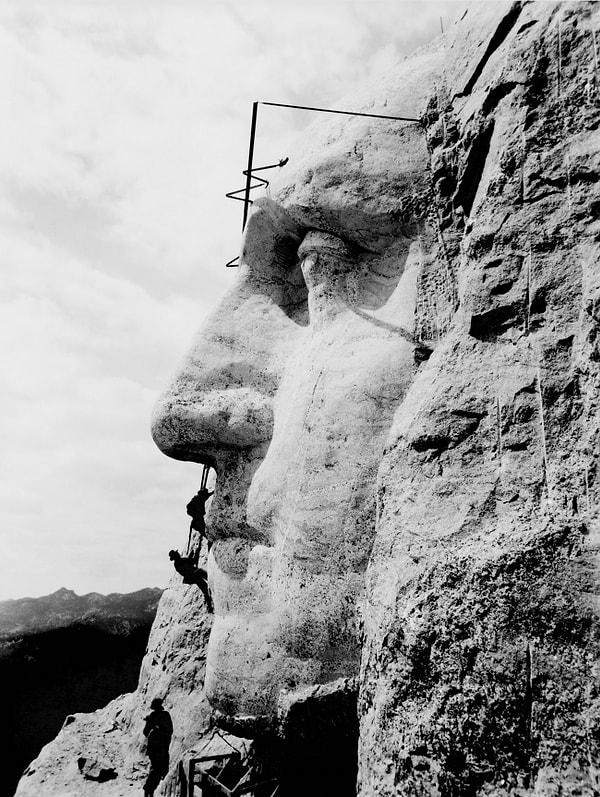 15. Rushmore Dağı'nda bulunan George Washington anıtının yapılışı, Amerika, 1932.